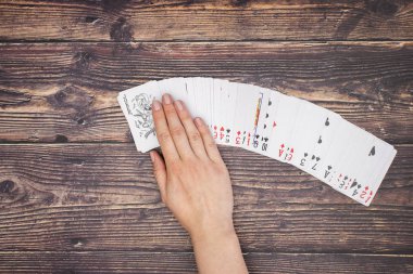 Kartların güvertesinde kadın eli