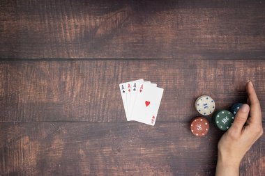 Poker oyununda masada dört Ace 