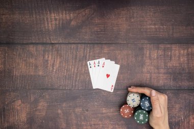 Poker oyununda masada dört Ace 