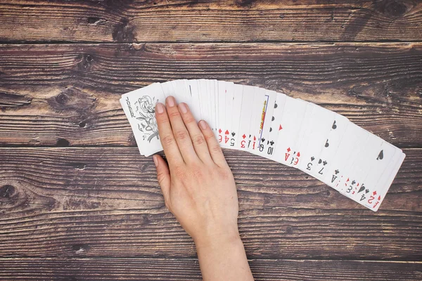 Kartların güvertesinde kadın eli
