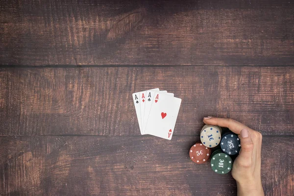 Poker oyununda masada dört Ace 