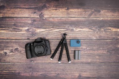 Ahşap arka planda Seyahat kiti ve kameralar 