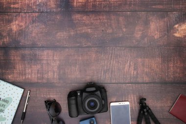 Ahşap arka planda Seyahat kiti ve kameralar 