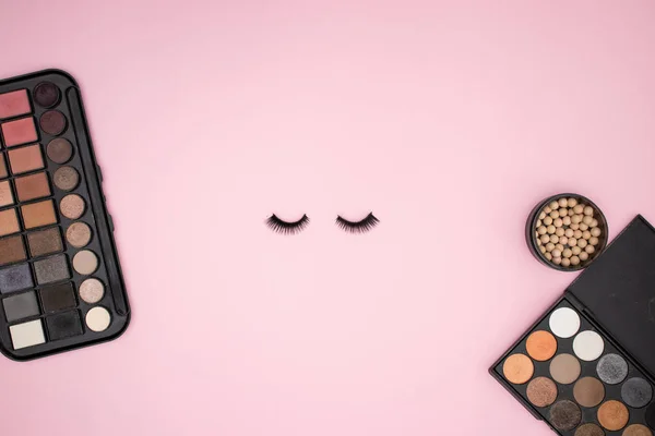 Pestañas Para Los Ojos Maquillaje Productos Cosméticos Sobre Fondo Rosa —  Fotos de Stock