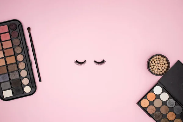 Pestañas Para Los Ojos Maquillaje Productos Cosméticos Sobre Fondo Rosa — Foto de Stock