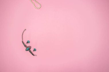 Pembe arka planda kadın aksesuarları ve takılar 