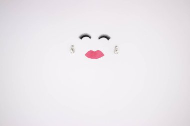 Beyaz arka planda kadın mücevher ve göz kirpikleri 