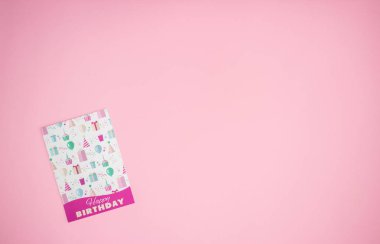Pembe arka planda Doğum günü kartı
