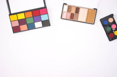 beyaz zemin üzerinde göz gölgeler 