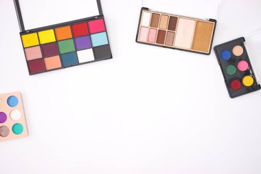 beyaz zemin üzerinde göz gölgeler 