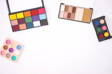 beyaz zemin üzerinde göz gölgeler 