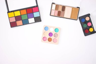 beyaz zemin üzerinde göz gölgeler 