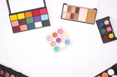 beyaz zemin üzerinde göz gölgeler 