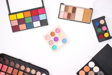 beyaz zemin üzerinde göz gölgeler 