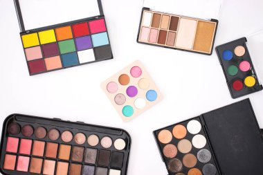 beyaz zemin üzerinde göz gölgeler 