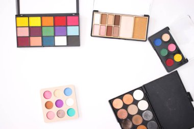 beyaz zemin üzerinde göz gölgeler 