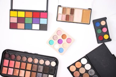 beyaz zemin üzerinde göz gölgeler 