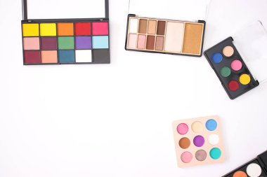 beyaz zemin üzerinde göz gölgeler 