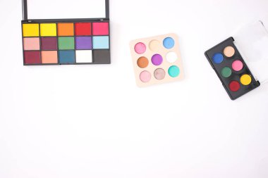 beyaz zemin üzerinde göz gölgeler 