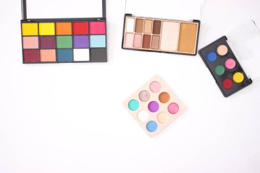 beyaz zemin üzerinde göz gölgeler 