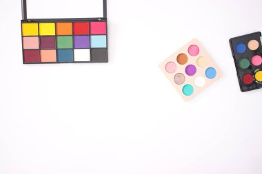 beyaz zemin üzerinde göz gölgeler 