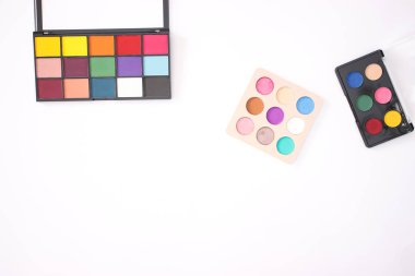 beyaz zemin üzerinde göz gölgeler 