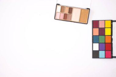 beyaz zemin üzerinde göz gölgeler 