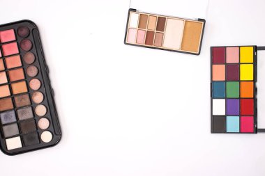 beyaz zemin üzerinde göz gölgeler 