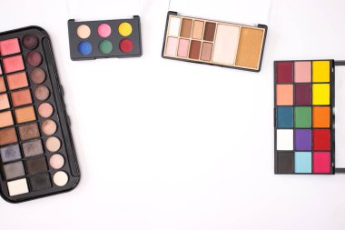 beyaz zemin üzerinde göz gölgeler 