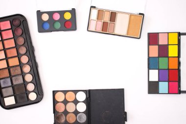 beyaz zemin üzerinde göz gölgeler 