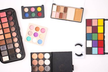 beyaz zemin üzerinde göz gölgeler 