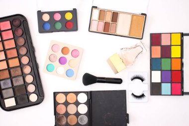 Beyaz arka planda makyaj, güzellik ve kozmetik ürünleri 