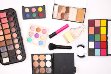 Beyaz arka planda makyaj, güzellik ve kozmetik ürünleri 