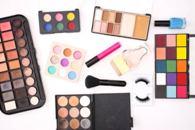 Beyaz arka planda makyaj, güzellik ve kozmetik ürünleri 