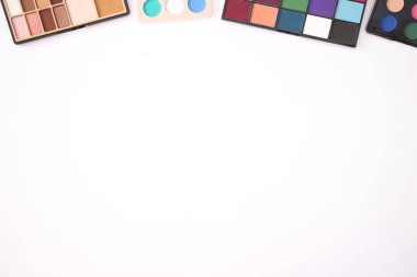 beyaz zemin üzerinde göz gölgeler 