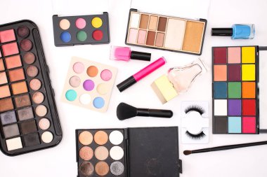 Beyaz arka planda makyaj, güzellik ve kozmetik ürünleri 