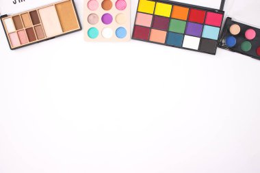 beyaz zemin üzerinde göz gölgeler 