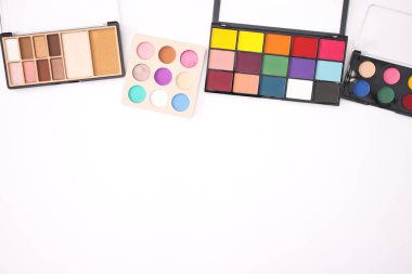 beyaz zemin üzerinde göz gölgeler 