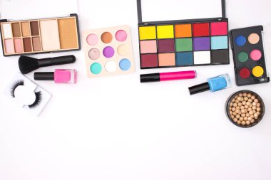 Beyaz arka planda makyaj, güzellik ve kozmetik ürünleri 