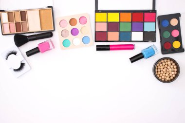 Beyaz arka planda makyaj, güzellik ve kozmetik ürünleri 