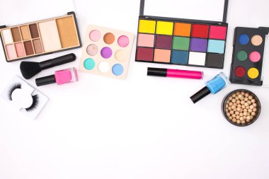 Beyaz arka planda makyaj, güzellik ve kozmetik ürünleri 