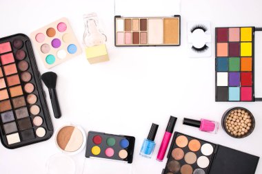 Beyaz arka planda makyaj, güzellik ve kozmetik ürünleri 