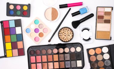 Beyaz arka planda makyaj, güzellik ve kozmetik ürünleri 