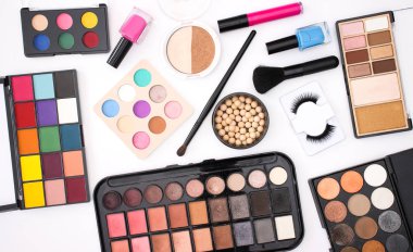 Beyaz arka planda makyaj, güzellik ve kozmetik ürünleri 