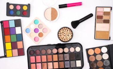 Beyaz arka planda makyaj, güzellik ve kozmetik ürünleri 