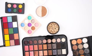 Beyaz arka planda makyaj, güzellik ve kozmetik ürünleri 