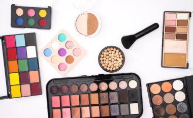 Beyaz arka planda makyaj, güzellik ve kozmetik ürünleri 