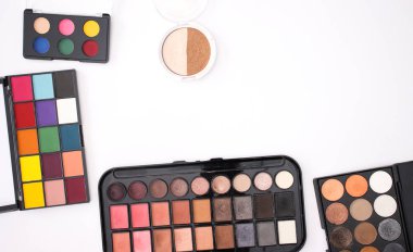 Beyaz arka planda makyaj, güzellik ve kozmetik ürünleri 