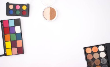 Beyaz arka planda makyaj, güzellik ve kozmetik ürünleri 