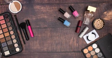 Ahşap masada makyaj, güzellik ve kozmetik ürünleri 